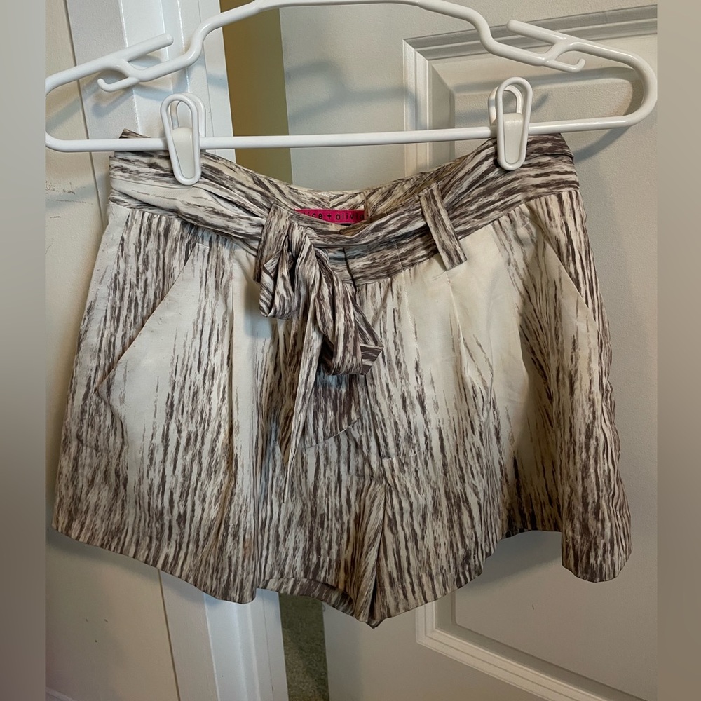 Alice + olivia cream and striped shorts